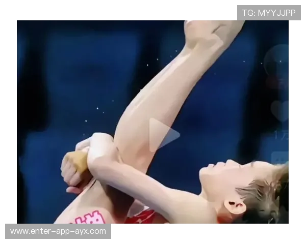 跳水选手以完美角度入水惊艳评审