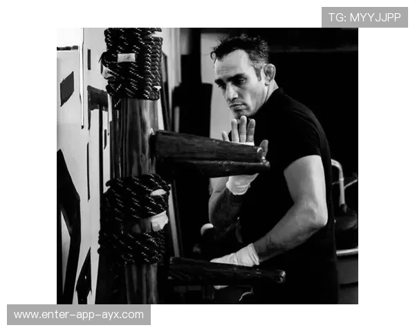 UFC踢技组合训练更全面：如何提升你的格斗技巧？