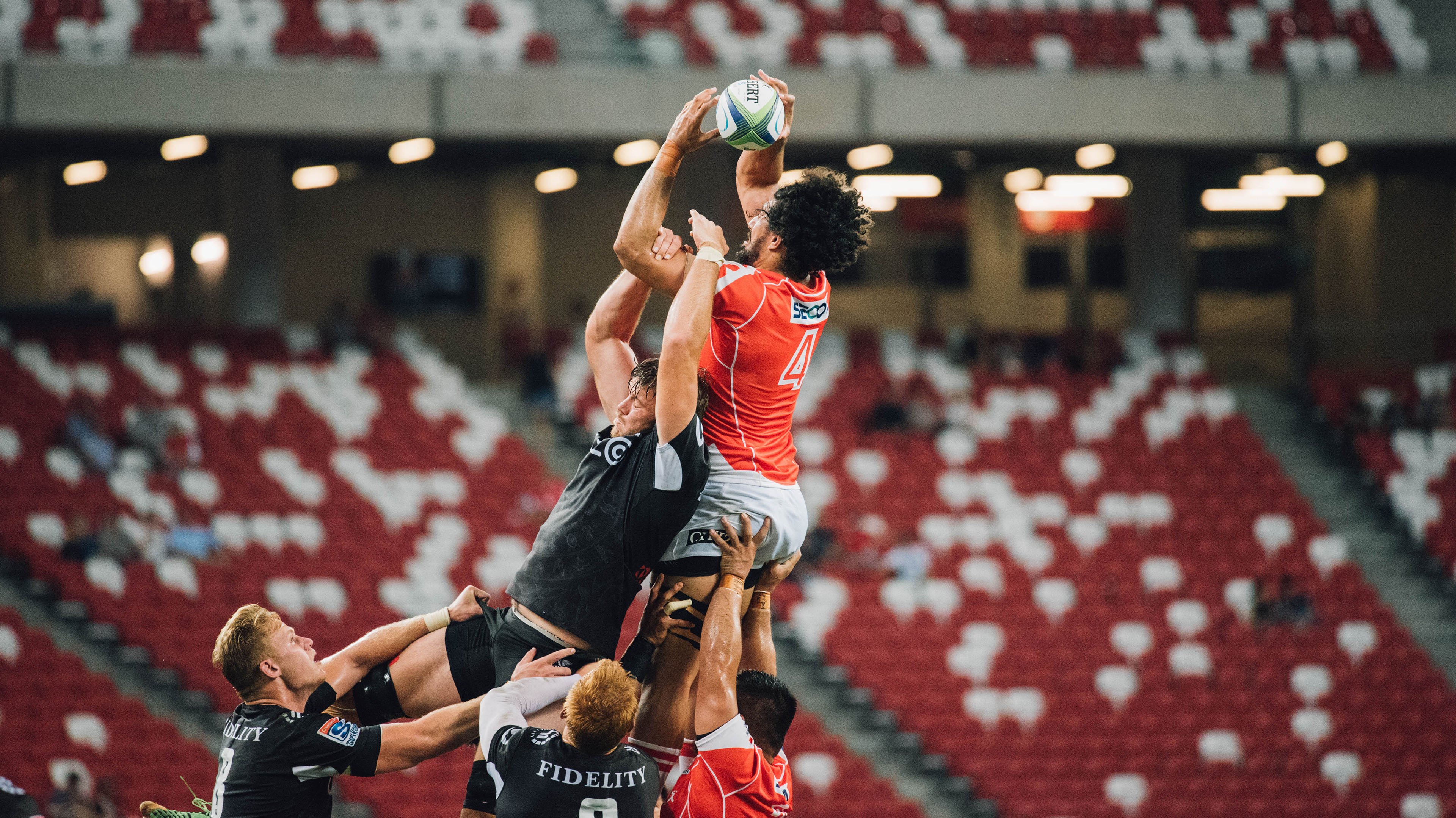 2017年总决赛第二场：骑士在主场以多点开花战术击败勇士，勒布朗贡献33分和11个篮板，带队暂时领先。